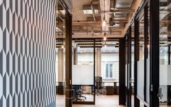 Innenaufnahme des Büros in der Neue Mainzer Straße 66-68, Frankfurt Innenstadt, mit modernen Arbeitsplätzen und stilvollen Dekorelementen.