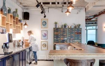 Person bereitet sich in einer modernen Pantry im Büro in Neue Mainzer Straße 66-68, Frankfurt Innenstadt, Frankfurt, eine Mahlzeit zu.