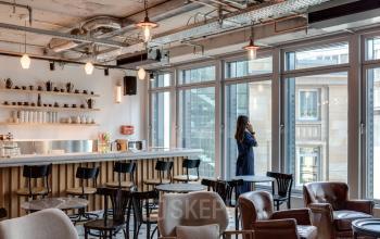 Moderne Bürofläche mieten in Frankfurt Innenstadt, Neue Mainzer Straße 66-68, mit hellen Fenstern und komfortablen Sitzgelegenheiten.