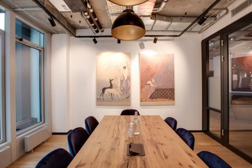 Konferenzraum mit Holztisch und modernen Kunstwerken im Büro zur Miete in Neue Mainzer Straße 66-68, Frankfurt Innenstadt.