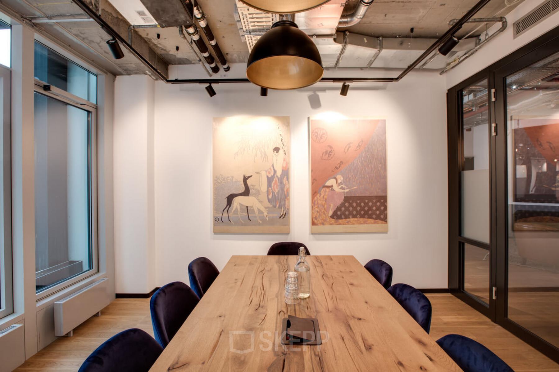 Konferenzraum mit Holztisch und modernen Kunstwerken im Büro zur Miete in Neue Mainzer Straße 66-68, Frankfurt Innenstadt.