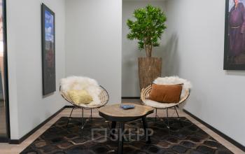 Gemütliche Sitzecke im Bürogebäude in Frankfurt Innenstadt an der Neue Mainzerstraße 