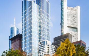 Bürogebäude Taunustor 1 in Frankfurt Innenstadt, Hochhäuser und herbstliche Bäume im Vordergrund