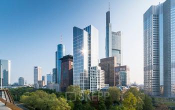 Atemberaubende Außenansicht vom Bürogebäude in der Frankfurter Innenstadt