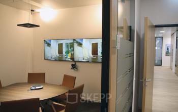 Moderner Besprechungsraum mit Flachbildschirmen im Taunusturm am Taunustor
