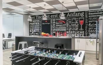 Große Business-Lounge des Bürogebäudes am Zeil in Frankfurt