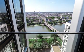 Aussicht aus einem Büro an der Neue Mainzer Straße 6, Frankfurt Innenstadt, mit Blick auf die Stadt und den Fluss.