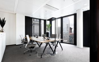 Moderne Bürofläche in Neue Mainzer Straße 6, Frankfurt Innenstadt mit großem Fenster und Schreibtischen. Perfekt zum Büro mieten.