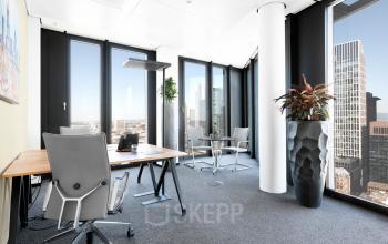 Modernes Büro in der Neue Mainzer Straße 6 in Frankfurt Innenstadt mit großen Fenstern und Aussicht auf die Skyline. Helle, möblierte Arbeitsplätze.