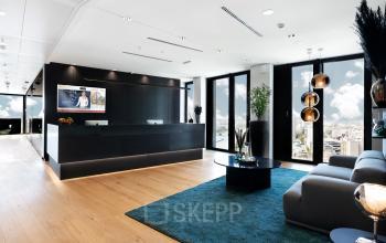 Modernes Büro in der Neue Mainzer Straße 6, Frankfurt Innenstadt, mit großzügiger Empfangsbereich und hellen Holzböden. Bürofläche mieten verfügbar.