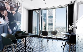 Büroraum in der Neue Mainzer Straße 6, Frankfurt Innenstadt, mit moderner Einrichtung, großen Fenstern und Aussicht auf die Skyline.