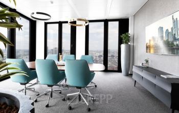 Modernes Büro in der Neuen Mainzer Straße 6, Frankfurt Innenstadt, mit großem Besprechungstisch und Blick auf die Stadt.