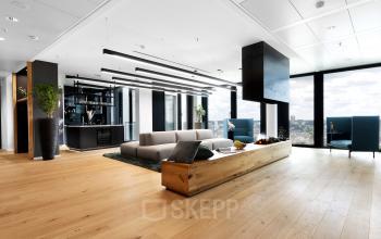 Eleganter Büroraum in der Neue Mainzer Straße 6, Frankfurt Innenstadt, mit modernen Möbeln und Panoramafenstern.