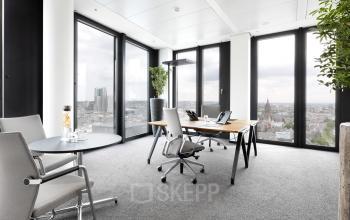 Modernes Büro in der Neue Mainzer Straße 6, Frankfurt Innenstadt, mit großem Fensterblick und stilvollem Interieur, ideal, um Büros zu mieten.
