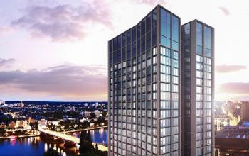 Bürogebäude in der Neuen Mainzer Straße 6, Frankfurt Innenstadt, bei Sonnenuntergang mit Panoramablick auf die Stadt.