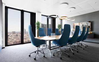 Erlebe modernen Konferenzraum zur Miete in der Neue Mainzer Straße 6, Frankfurt Innenstadt, mit Panoramablick auf die Stadt.