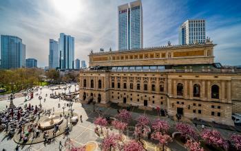 Außenansicht der Alten Oper am Opernplatz 14 in Frankfurt Innenstadt mit belebtem Platz im Vordergrund. Perfekt für das Büro mieten in zentraler Lage.