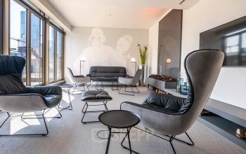 Moderner Lounge-Bereich im Büro am Opernplatz 14, Frankfurt Innenstadt. Stilvolle Möbel bieten eine entspannte Atmosphäre. Perfekt, um ein einzigartiges Büro zu mieten und kreative Ideen zu entwickeln.