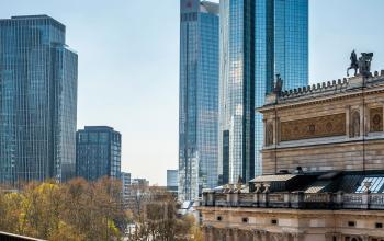 Blick über den Opernplatz 14 in Frankfurt Innenstadt mit Hochhäusern und klassischer Architektur, ideal für Unternehmen, die Bürofläche mieten möchten.