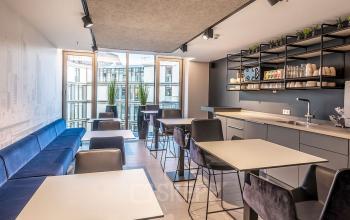 Modern eingerichtete Pantry im Bürogebäude Opernplatz 14, Frankfurt Innenstadt, mit Sitzmöglichkeiten und Küchenzeile. Ideal für Pausen. Perfekt, wenn du Bürofläche mieten möchtest.