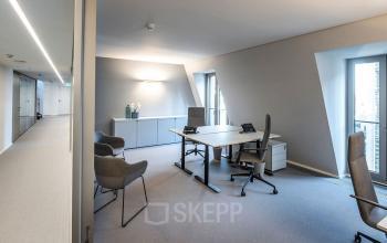 Modernes Büro am Opernplatz 14 mit minimalistischem Design und ergonomischen Möbeln. Ideal für dynamische Arbeitsumgebungen in Frankfurt Innenstadt.