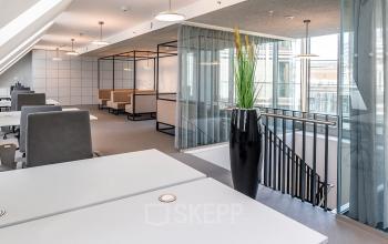 Helles Büro zur Miete in Frankfurt Innenstadt, Opernplatz 14, mit modernen Arbeitsplätzen, großen Fenstern und stilvoller Einrichtung.