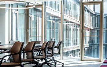 Modernes Büro am Opernplatz 14 in Frankfurt mit großen Fenstern und Konferenztisch. Ideal, um eine repräsentative Bürofläche zu mieten.