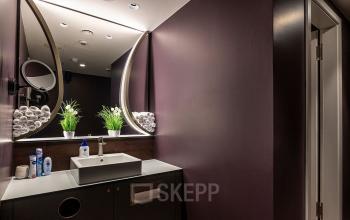 Eleganter Flur in Opernplatz 14, Frankfurt Innenstadt. Ideal für Büroflächen mieten. Dunkle Wände mit markanter Beleuchtung und moderner Innenausstattung.