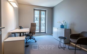 Moderner Büroraum in Frankfurt Innenstadt am Opernplatz 14 mit Schreibtisch und Stuhl, ideal zum Büro mieten.