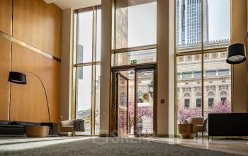 Elegante Eingangshalle in einem Bürogebäude am Opernplatz 14, Frankfurt Innenstadt, ideal, um einen Büroraum zu mieten.