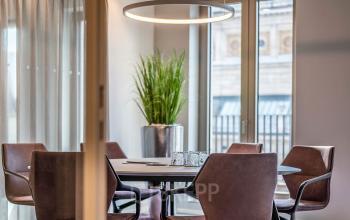 Eleganter Besprechungsraum mit modernen Stühlen und großem Fenster im Büro am Opernplatz 14, in Frankfurt Innenstadt. Optimal für büroraum mieten.