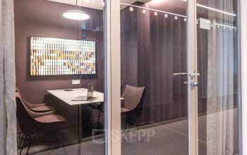 Moderner kleiner Konferenzraum mit schlichten Möbeln am Opernplatz 14, ideal um Büroraum in Frankfurt Innenstadt zu mieten.