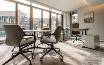 Modernes Büro am Opernplatz 14 in Frankfurt Innenstadt zur Miete mit großem Fenster und stilvollen Büromöbeln.