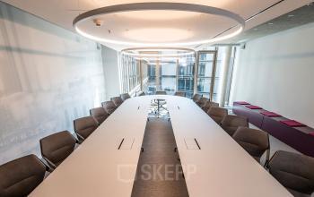 Modernes, lichtdurchflutetes Büro am Opernplatz 14, Frankfurt Innenstadt, mit großem Konferenztisch und komfortablen Stühlen. Ideal zum Büroraum mieten für Meetings.