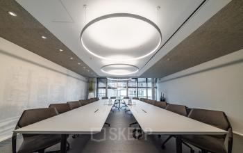 Moderner Konferenzraum am Opernplatz 14 in der Frankfurter Innenstadt mit großen Tischen, ideal für Meetings. Perfekt, um eine bürofläche zu mieten.