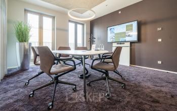 Moderner Konferenzraum mit rundem Tisch und stilvollen Bürostühlen im Büro am Opernplatz 14, ideal zum Büroraum mieten in der Innenstadt von Frankfurt.