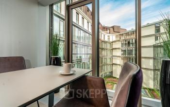 Heller Büroraum am Opernplatz 14 in Frankfurt Innenstadt mit modernem Mobiliar und großen Fenstern. Perfekt für Teambesprechungen oder individuelles Arbeiten. Ideal für die, die Bürofläche mieten möchten.