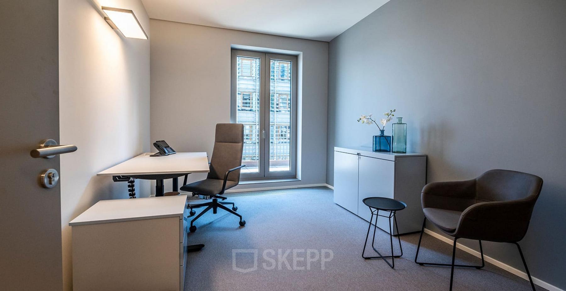 Moderner Büroraum in Frankfurt Innenstadt am Opernplatz 14 mit Schreibtisch und Stuhl, ideal zum Büro mieten.