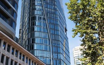 Modernes Bürogebäude in der Junghofstraße 9, Frankfurt Innenstadt, ideal für Unternehmen, die Bürofläche mieten möchten.