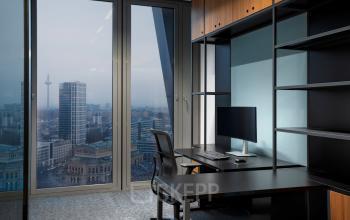 Moderner Büroraum in Frankfurt Innenstadt mit Aussicht, großen Fenstern und eleganter Einrichtung – perfekt, um eine Bürofläche zu mieten.
