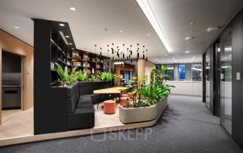 Modern möblierter Büroraum in der Junghofstraße 9, Frankfurt Innenstadt, mit stilvoller Inneneinrichtung und lebendigen Pflanzen. Ideal zum Büro mieten oder Bürofläche mieten.