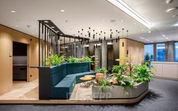 Moderner Büroraum in Frankfurt Innenstadt, Junghofstraße 9, mit stilvollen Sitzgelegenheiten und Pflanzenarrangements. Ideal für büroraum mieten, ansprechendes Ambiente für kreative Meetings und Zusammenarbeit.