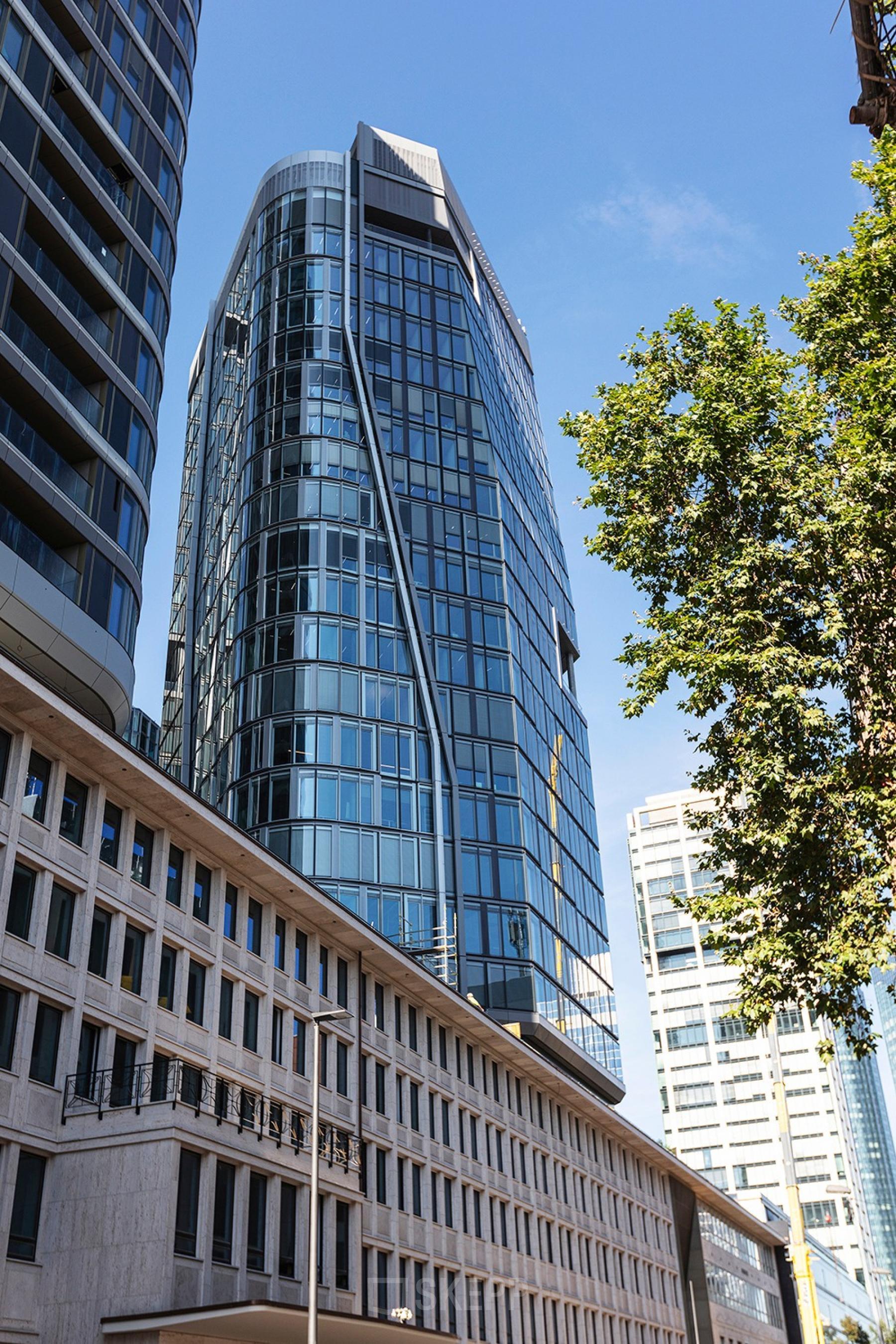 Modernes Bürogebäude in der Junghofstraße 9, Frankfurt Innenstadt, ideal für Unternehmen, die Bürofläche mieten möchten.