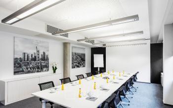 Bürogebäude mit großem Besprechungsraum in Frankfurt Nord an der Sebastian-Kneipp-Straße