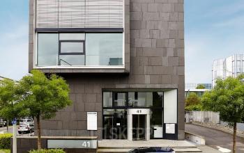 Moderne Außenfassade des Bürogebäude in Frankfurt an der Sebastian-Kneipp-Straße mit integriertem Business Center