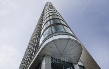 Beeindruckende Außenansicht des Bürogebäudes in Frankfurt Ost
