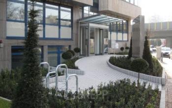 Schön angelegter Außenbereich vom Bürogebäude in Frankfurt West, Praunheimer Landstraße