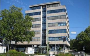 Arbeitsplatz mieten in großem Bürogebäude an der Praunheimer Landstraße in Frankfurt