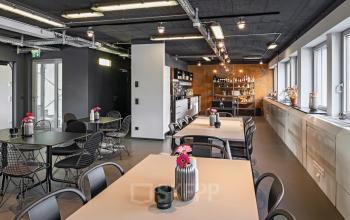 Moderne Pantry mit Esstischen und Stühlen in einem Bürogebäude in der Barckhausstraße 1, Frankfurt Westend. Perfekter Ort, um Bürofläche in einer lebendigen Umgebung zu mieten.