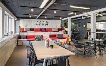 Modernes, möbliertes Büro in der Barckhausstraße 1, Frankfurt Westend, mit hellen Farben und gemütlichen Sitzbereichen. Perfekt für Teamarbeit und informelle Meetings.